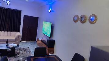 Deluxe Apartment, Balcony, City View | Dining room