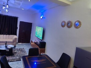 Appartement Deluxe, balcon, vue ville | Salle à manger