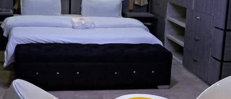 1 habitación, caja de seguridad en la habitación y escritorio