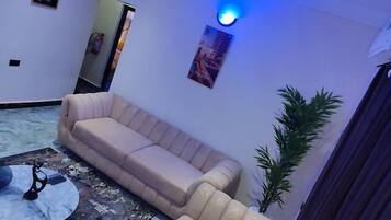 Apartamento Deluxe, balcón, vistas a la ciudad | Zona de estar