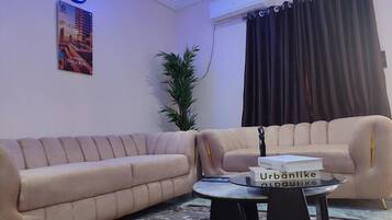 Deluxe-Apartment, Balkon, Stadtblick | Wohnbereich