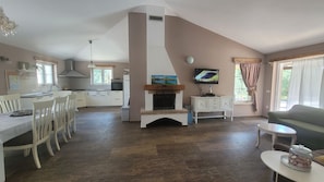 Fernseher, DVD-Player, Tischtennisplatte, Bücher