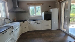 Kühlschrank, Ofen, Herdplatte, Geschirrspüler
