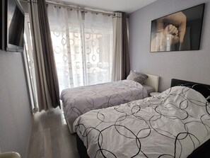 3 bedrooms, iron/ironing board, travel cot, WiFi - Fully renovated contemporary apartment 100m from town center and 500m from beach (Paris)