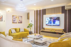 Appartement familial, balcon, vue sur la ville | Aire de séjour | Téléviseur à écran plat
