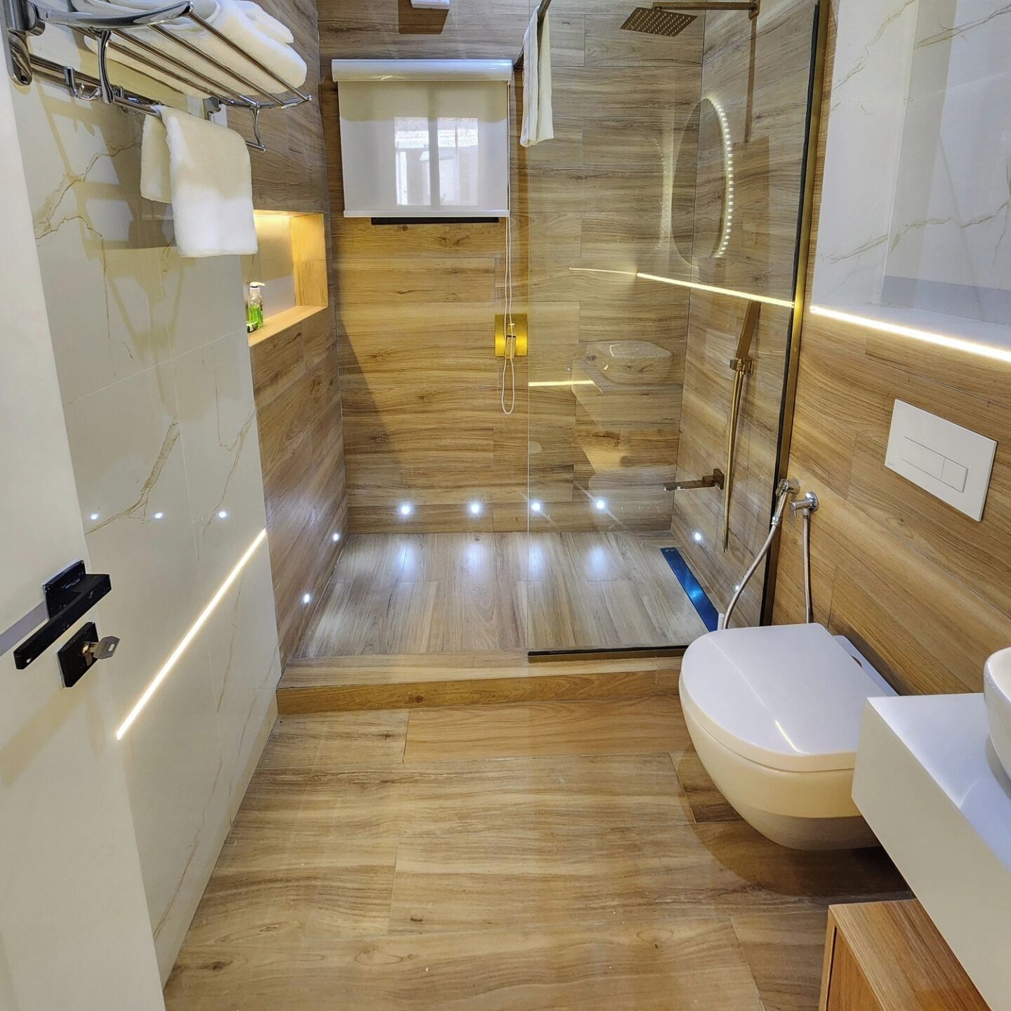 Appartamento familiare, balcone, vista città | Bagno | Set di cortesia gratuito, asciugacapelli, accappatoio, pantofole