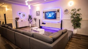 Familie appartement, balkon, uitzicht op de stad | Woonruimte | Flatscreentelevisie