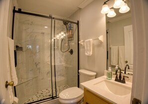 Shower, towels, soap, toilet paper - Home away from home (Lake City)