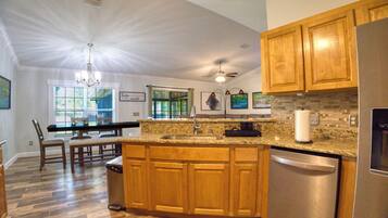 Een microgolfoven, een kookplaat, een vaatwasser