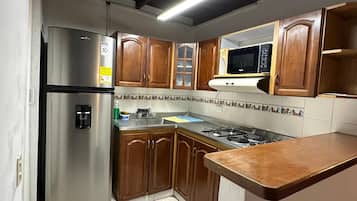 Refrigerador, microondas y utensilios de cocina