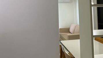 Quarto com uma porta identificada com o número 602 e uma janela.