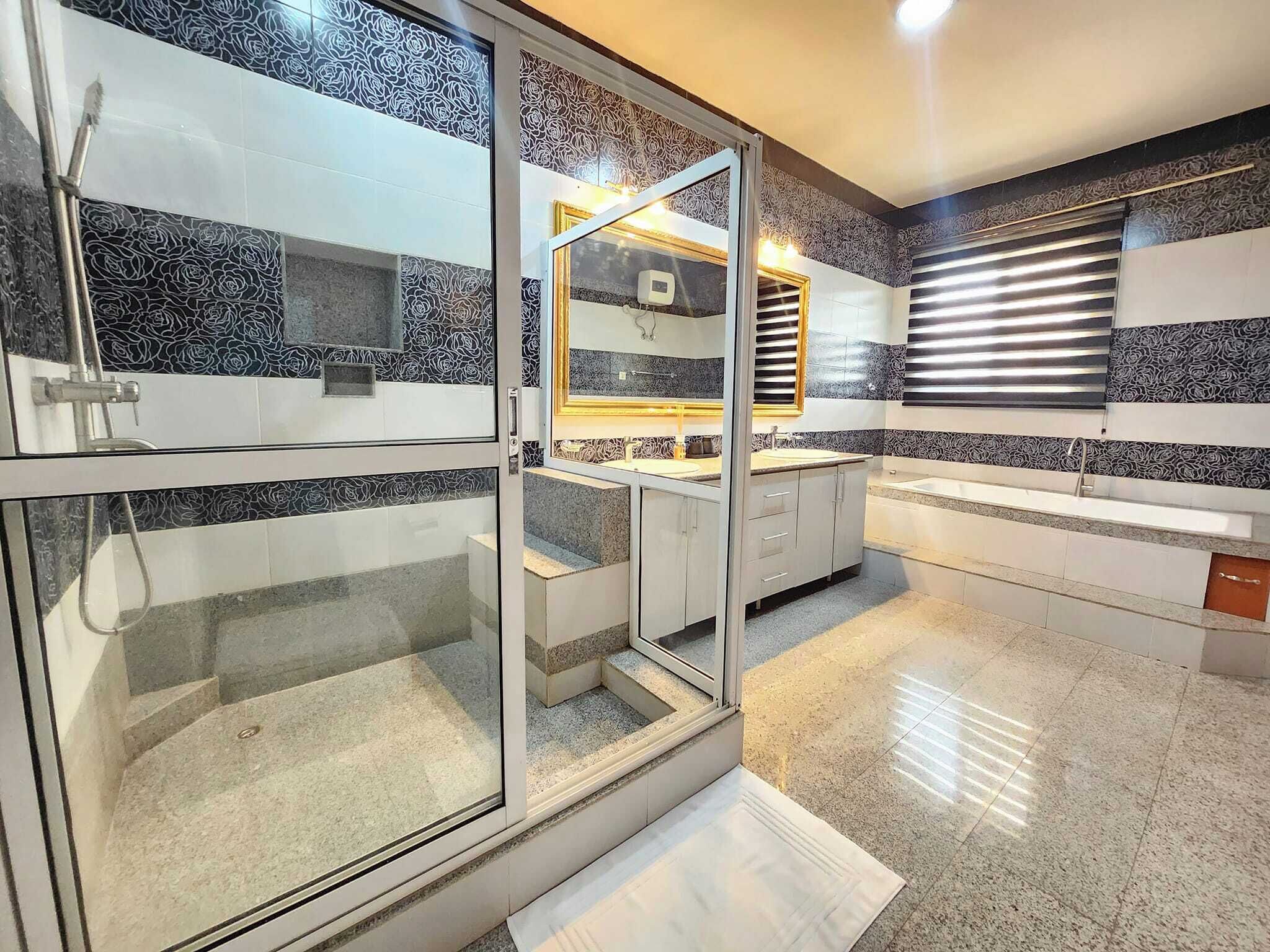 Apartamento Confort, balcón, vistas a la ciudad | Baño | Artículos de higiene personal gratuitos, secador de pelo y toallas