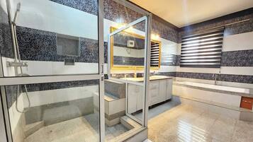 Apartamento Confort, balcón, vistas a la ciudad | Baño | Artículos de higiene personal gratuitos, secador de pelo y toallas