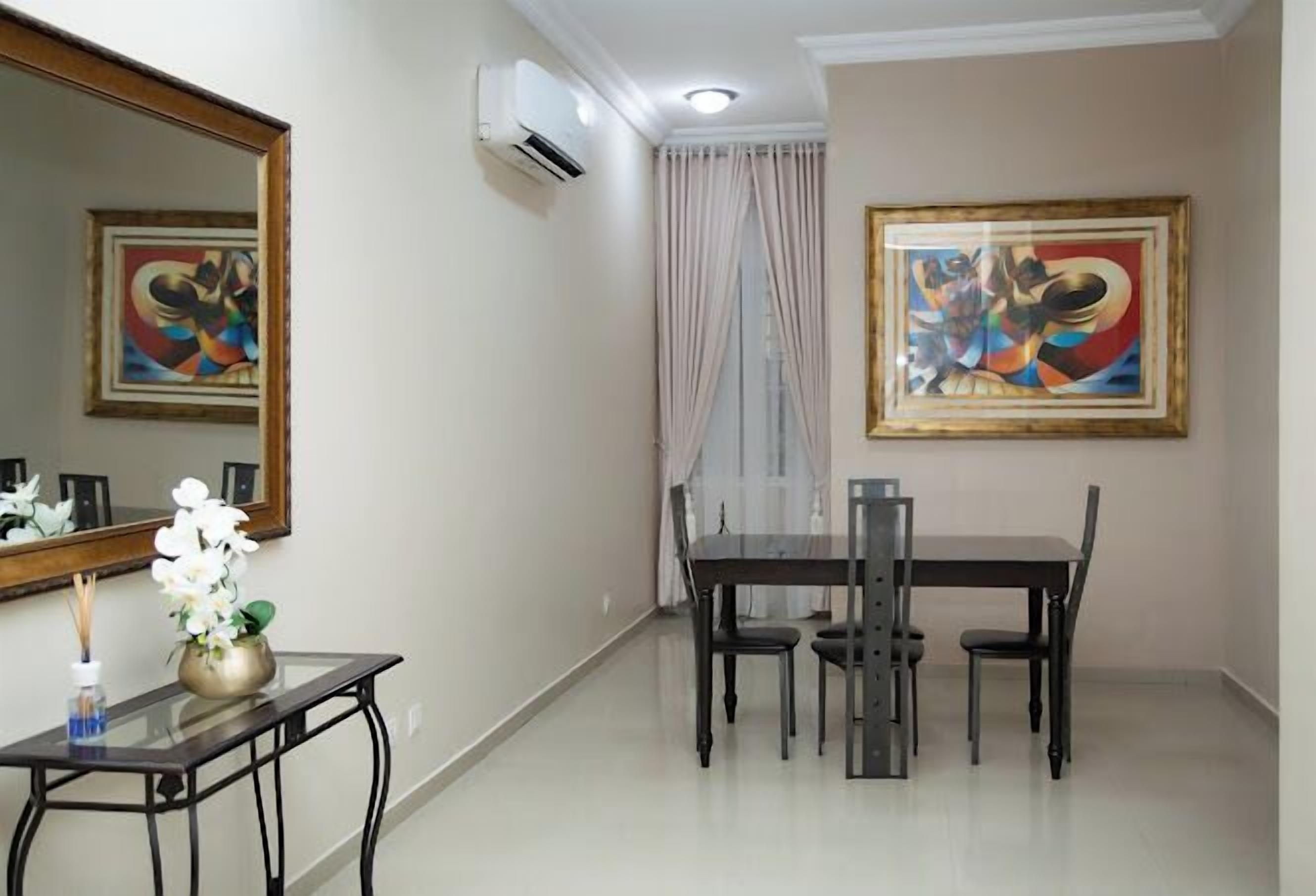 Apartamento Confort, balcón, vistas a la ciudad | Comedor