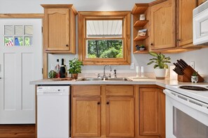 Private kitchen - The Water and Woods House at Lake Lure (Lake Lure)
