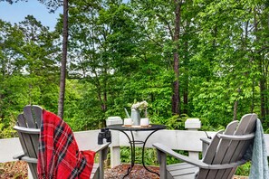 Outdoor dining - The Water and Woods House at Lake Lure (Lake Lure)