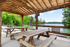 Outdoor dining - The Water and Woods House at Lake Lure (Lake Lure)