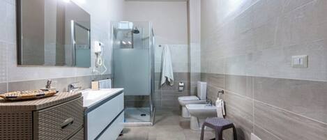 Dusche, Haartrockner, Bidet, Handtücher