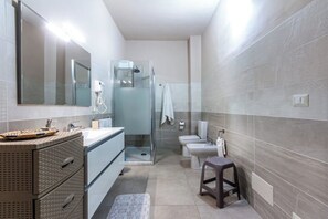 Dusche, kostenlose Toilettenartikel, Haartrockner, Bademäntel