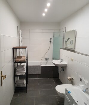 Serviettes fournies, papier toilette