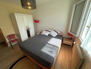 2 slaapkamers, een strijkplank/strijkijzer, internet