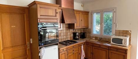 Frigorífico, microondas, horno y placa de cocina