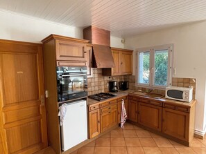 Een koelkast, een microgolfoven, een oven, een kookplaat