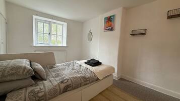 3 bedrooms, iron/ironing board, free WiFi, bed sheets