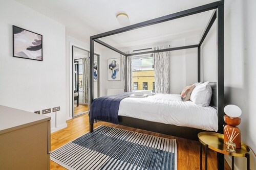 Modern 1-bedroom apartment in Romford Town with WiFi, Balcony & More