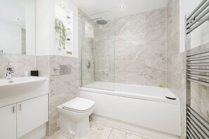Towels, soap, toilet paper - Modern 1-bedroom apartment in Romford Town with WiFi, Balcony & More (Romford)