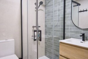 シャワー、ヘアドライヤー、タオル、石鹸