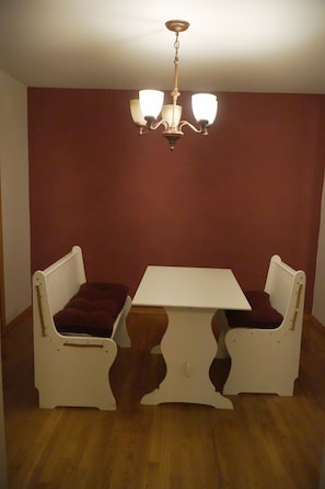 Dining - 10acre Serene Retreat W/ ⭐️⭐️⭐️⭐️⭐️Private Chef Availability!!  (Mars)