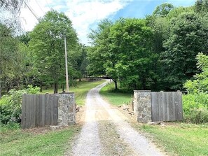 Property grounds - 10acre Serene Retreat W/ ⭐️⭐️⭐️⭐️⭐️Private Chef Availability!!  (Mars)
