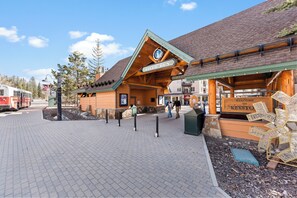 A lodge with a wooden exterior, a sign reading 'River Run,' and a welcoming sign for Keystone. - Es8630-1 (Keystone)