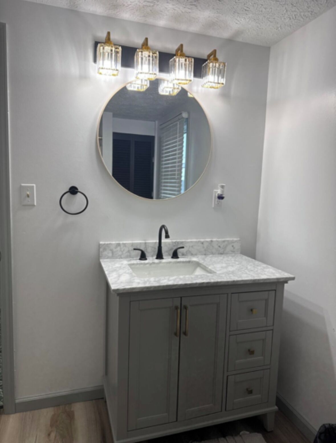 Secadora de cabello, toallas, papel de baño 