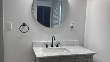 Secadora de cabello, toallas, papel de baño