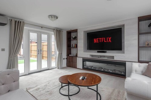 Luxury 5BR Home+ Parking •Sleeps 8 -Great Location