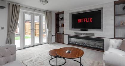 Luxury 5BR Home+ Parking •Sleeps 8 -Great Location