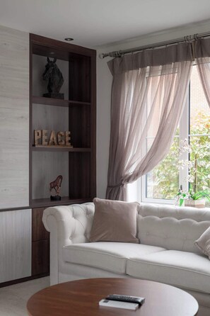 Een televisie en een kantoor