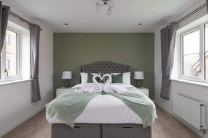 Een strijkplank/strijkijzer, reisbedje, wifi, beddengoed