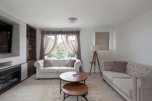 Luxury 5BR Home+ Parking •Sleeps 8 -Great Location