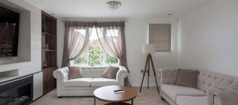 Luxury 5BR Home+ Parking •Sleeps 8 -Great Location