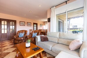 TV - Private Pool & Stunning Mountain Views (Tarragona)