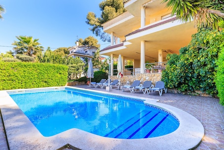 Pool. Private Pool & Stunning Mountain Views