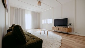 Smart TV - Casa Agonis – Stylish 5BR Coastal Home in Geographe (Geographe)