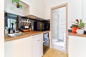 Fridge, microwave, dishwasher, coffee/tea maker - Parisian Charm: Modern & Quiet (Paris)