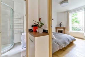 1 bedroom, internet, bed sheets - Parisian Charm: Modern & Quiet (Paris)