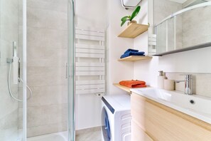 Bruser, hårtørrer, håndklæder