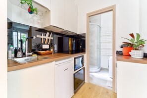 Réfrigérateur, micro-ondes, lave-vaisselle, cafetière/bouilloire