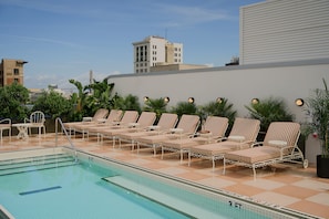Piscine extérieure, cabanons gratuits, parasols de plage